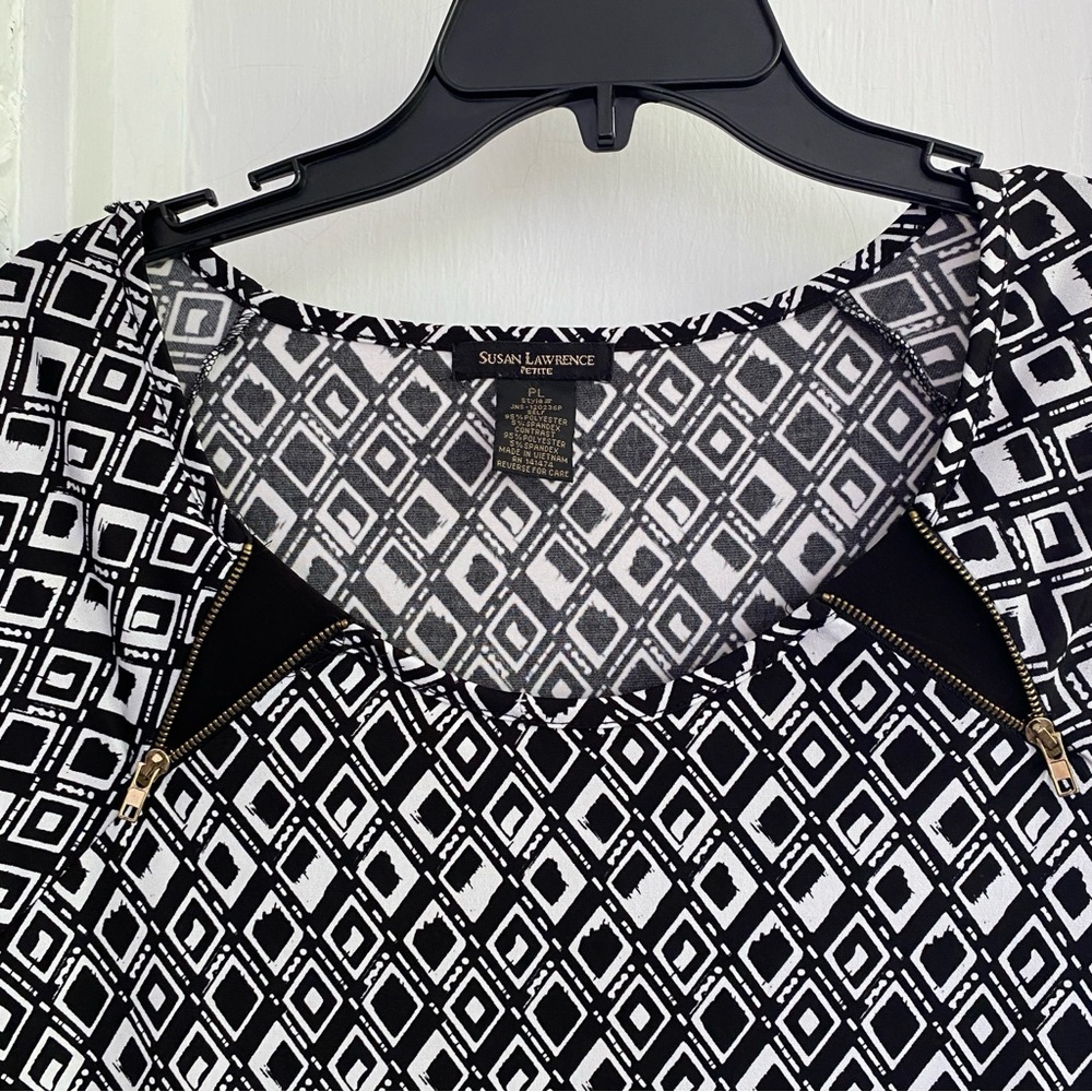 SUSAN LAWRENCE Petite Black & White Geometric Design Short Sleeve Banded Top - Picture 7 of 11